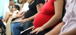 Advogada previdenciarista explica quando mulheres que atuam como CLT e MEI podem receber dois salários-maternidade e quais critérios o INSS exige.