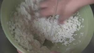 Chef explica por que lavar o arroz nem sempre é recomendado, quando a prática pode prejudicar a receita e como escolher a melhor forma de preparo.