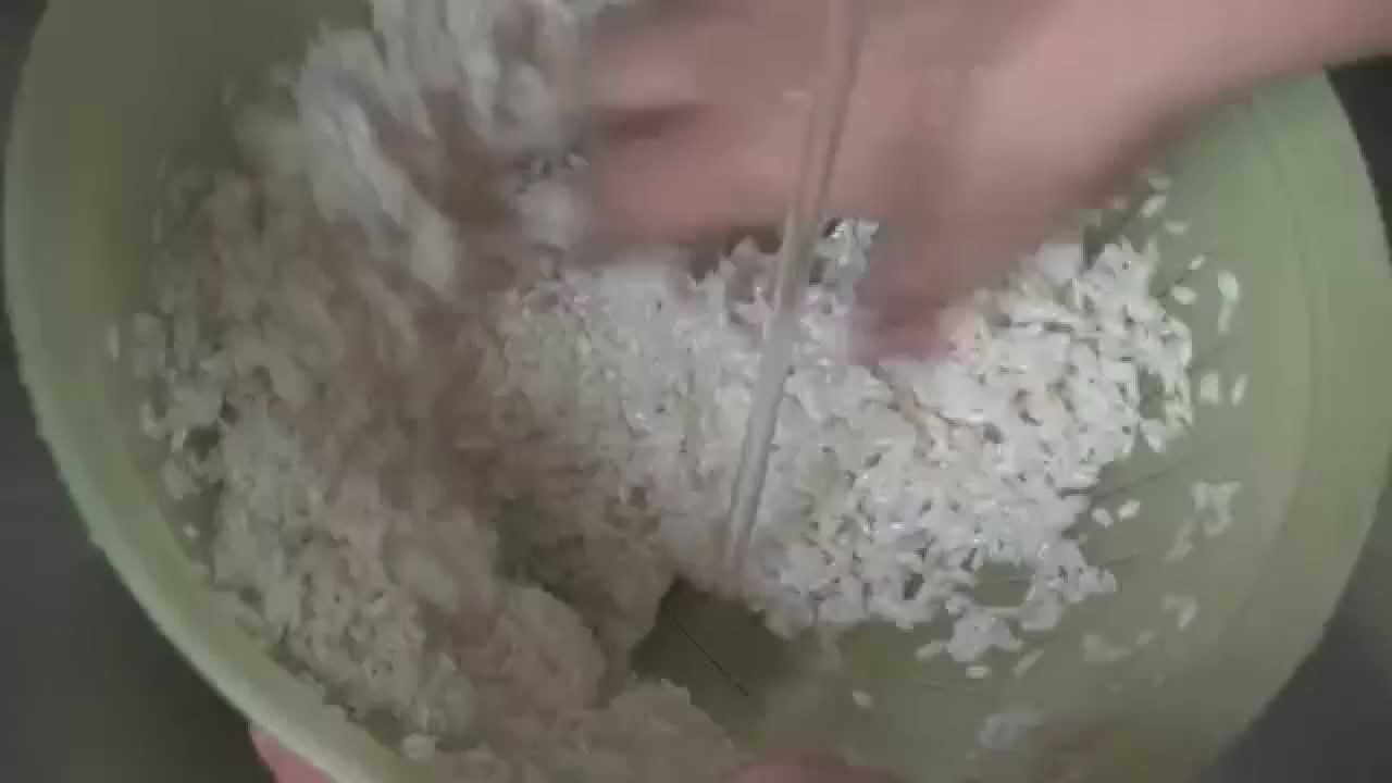 Chef explica por que lavar o arroz nem sempre é recomendado, quando a prática pode prejudicar a receita e como escolher a melhor forma de preparo.