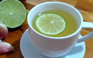 Descubra se o chá deve ser tomado quente ou gelado quando a garganta está inflamada, o que dizem especialistas e como escolher a melhor temperatura para aliviar a dor.