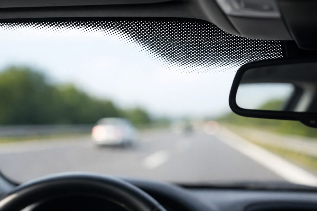 Pontos pretos no para-brisa do carro