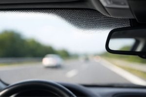 Pontos pretos no para-brisa do carro