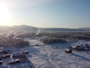 A cidade mais fria do mundo tem temperaturas de até −71 °C e tudo congela instantaneamente nas ruas