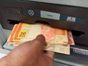 Contracheque maior: novo salário mínimo começa a ser pago a trabalhadores CLT, com mais desconto na folha