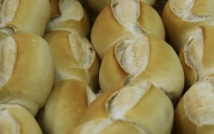 Aprenda a técnica certa para guardar o pão francês, evitar desperdício e mantê-lo fresquinho por mais tempo usando o congelador.