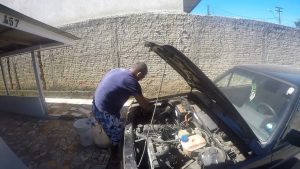 Cinco carros bonitos por fora que acumulam reclamações por problemas mecânicos, manutenção cara e baixo desempenho, segundo consumidores.