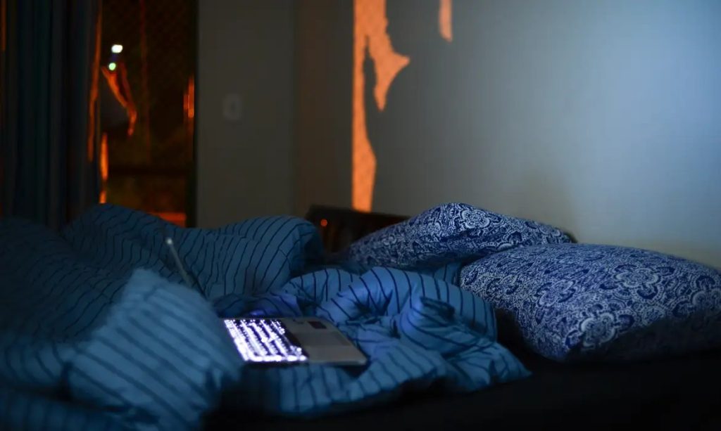 Acordar às 3 horas da manhã pode ter relação com crenças populares, ciência e saúde mental. Entenda os possíveis significados desse hábito.