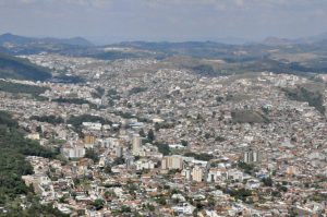 Poços de Caldas se destaca pelo custo de vida baixo, clima agradável e qualidade de vida, atraindo brasileiros em busca de tranquilidade.