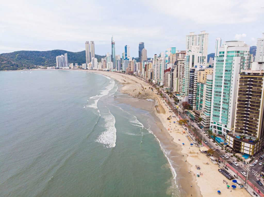 Balneário Camboriú ganhou o apelido de “Dubai brasileira” por unir arranha-céus, infraestrutura moderna e qualidade de vida comparável à europeia.