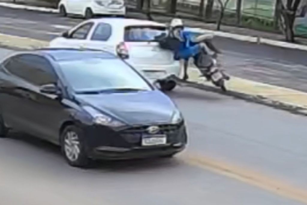 Motociclista “voa” em acidente impressionante em Anápolis