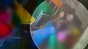 Monitora foi demitida por agredir a criança