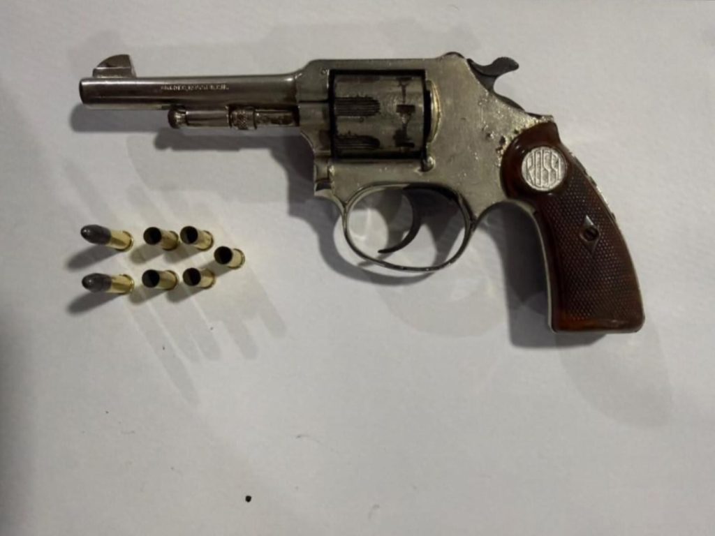 Policiais também apreenderam um revólver calibre .22 em posse do suspeito. (Foto: Reprodução)