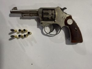 Policiais também apreenderam um revólver calibre .22 em posse do suspeito. (Foto: Reprodução)
