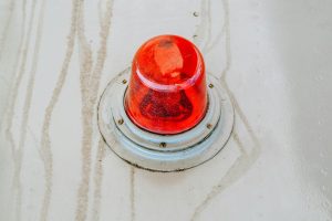 Luz de advertência laranja passa a ser obrigatória nos carros em 2026