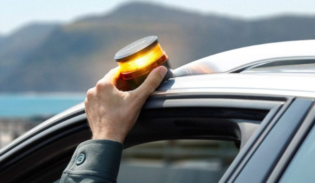 Luz de advertência laranja passa a ser obrigatória nos carros em 2026