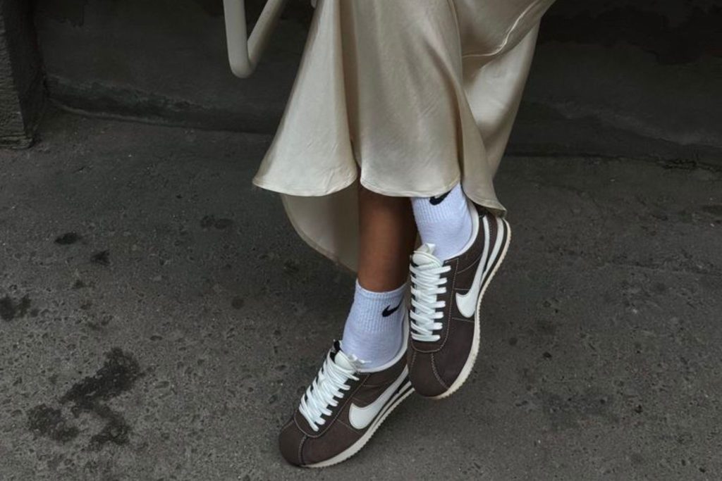 Criado nos anos 70, um tênis unissex, confortável e acessível volta a dominar as ruas em 2026 e se firma como tendência global.