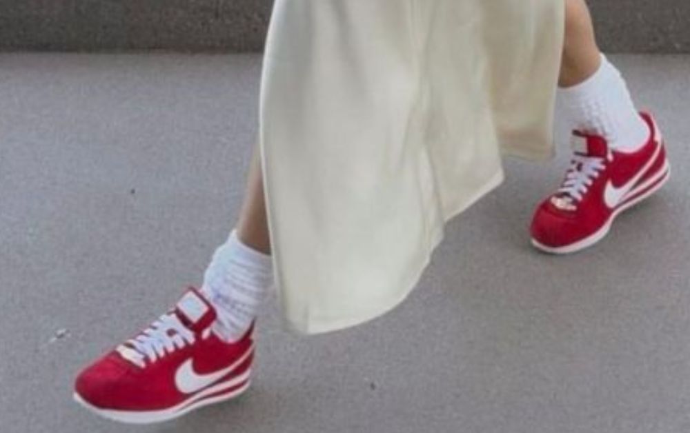 Criado nos anos 70, um tênis unissex, confortável e acessível volta a dominar as ruas em 2026 e se firma como tendência global.