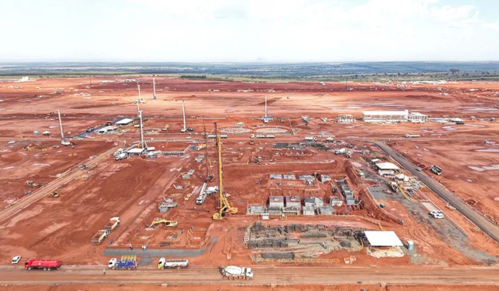 Inocência (MS) vai receber a maior fábrica de celulose do mundo, com investimento de R$ 25 bilhões, ferrovia própria e geração de milhares de empregos.