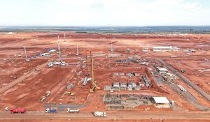 Inocência (MS) vai receber a maior fábrica de celulose do mundo, com investimento de R$ 25 bilhões, ferrovia própria e geração de milhares de empregos.