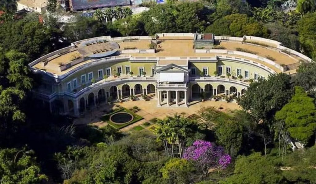 Localizada no Morumbi, mansão da mulher mais rica do Brasil tem 130 cômodos, vale quase R$ 3 bilhões e paga IPTU milionário.