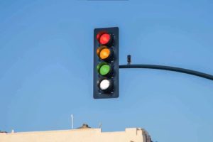 Luz branca no semáforo: entenda para que serve e por que é usada