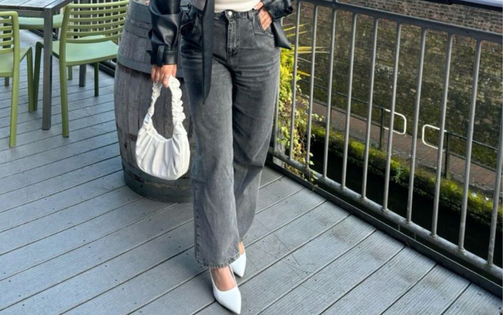 O jeans dos anos 2000 voltou com força em 2026. Em tons acinzentados, a peça aparece nas passarelas, no street style e vira aposta das principais revistas de moda.