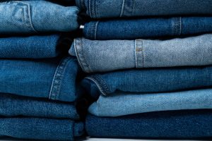 O jeans dos anos 2000 voltou com força em 2026. Em tons acinzentados, a peça aparece nas passarelas, no street style e vira aposta das principais revistas de moda.