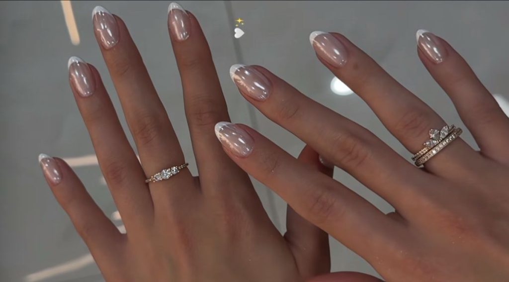 Unha perolada substitui a francesinha clássica e se torna a cor mais pedida de 2026, após ganhar destaque no Grammy e nas principais tendências de beleza.