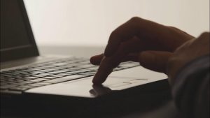 E-mail enviado por engano revelou plano de demissão em massa da Amazon, que cortou 30 mil cargos corporativos em quatro meses.