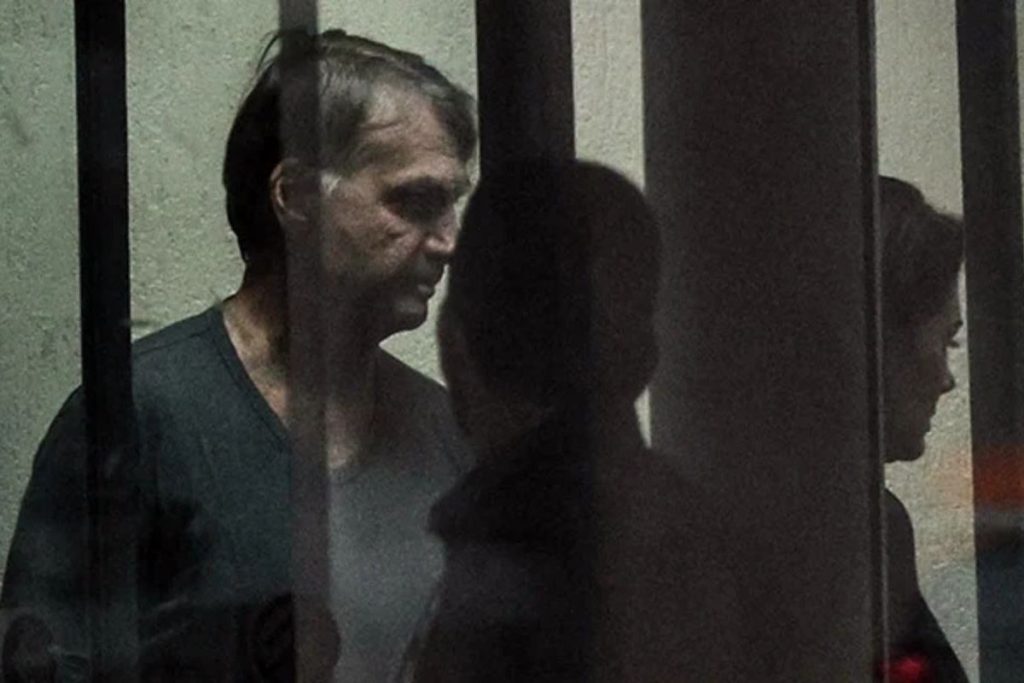 Bolsonaro depôs à PF na prisão por ter associado Lula a 'cachaça' e tráfico