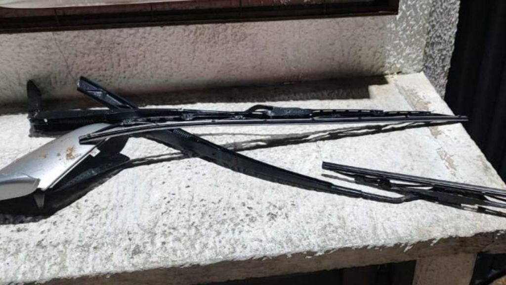 Partes do carro foram arrancadas. (Foto: Reprodução)