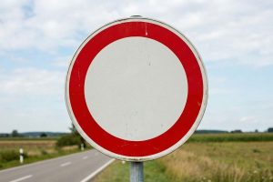 Qual é o significado da nova placa de trânsito com um círculo vermelho e branco no centro?