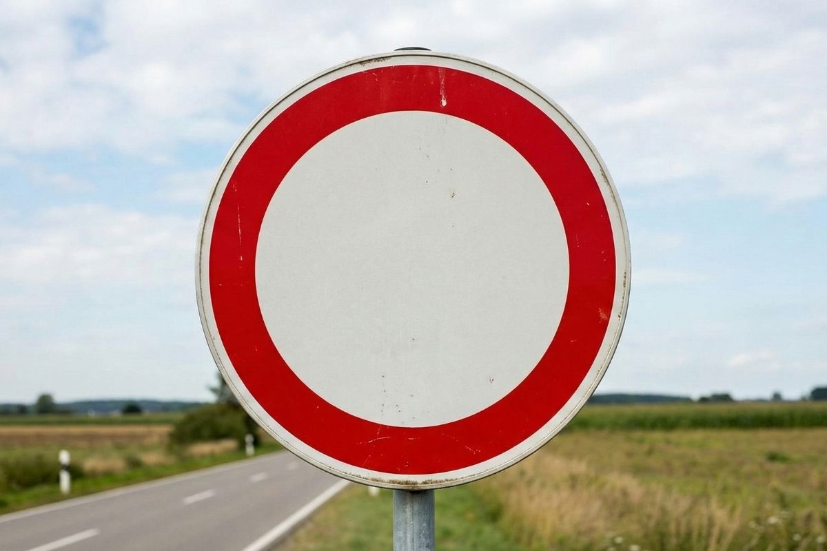 Qual é o significado da nova placa de trânsito com um círculo vermelho e branco no centro?