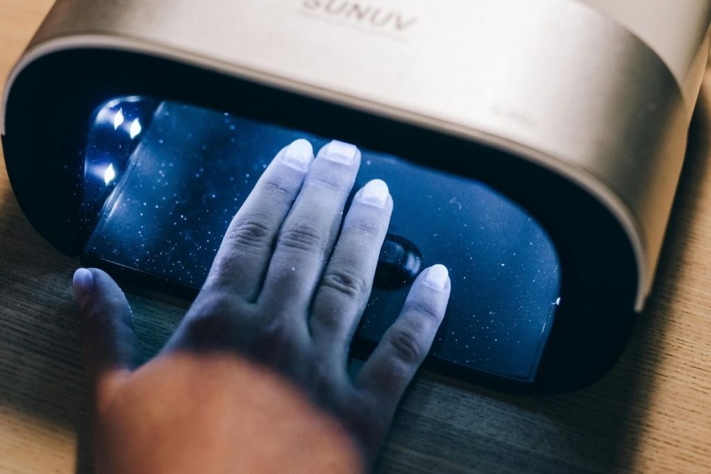 Pesquisa revela que lâmpadas usadas para secar esmalte alteram moléculas da pele