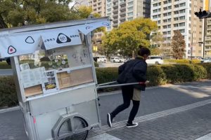 Jovem vende bolinho de arroz pelas ruas de Hiroshima, cria filas diárias e transforma carrinho simples em sucesso com método e disciplina.