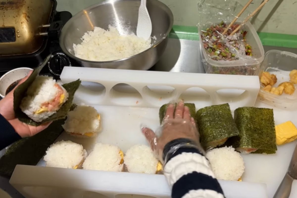 Jovem vende bolinho de arroz pelas ruas de Hiroshima, cria filas diárias e transforma carrinho simples em sucesso com método e disciplina.