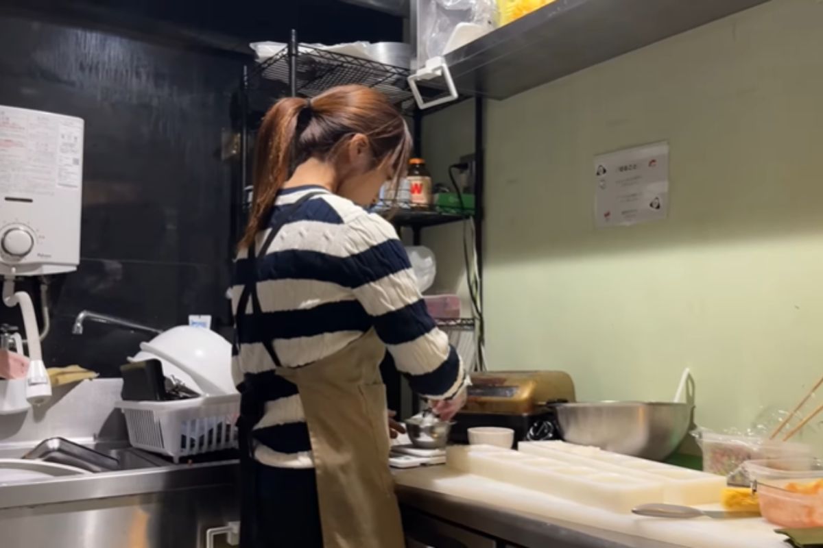 Jovem vende bolinho de arroz pelas ruas de Hiroshima, cria filas diárias e transforma carrinho simples em sucesso com método e disciplina.