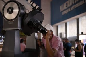 Chuva de meteoros Alfa Centaurídeos atinge o pico no dia 8 de fevereiro e pode ser observada do Brasil a olho nu.