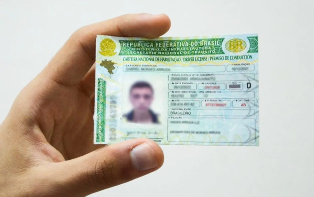 Mudança na CNH 2026 estabelece limites para a renovação automática entre motoristas de 50 a 69 anos e mantém exigências presenciais para idosos.