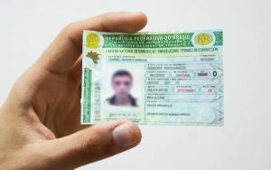 Mudança na CNH 2026 estabelece limites para a renovação automática entre motoristas de 50 a 69 anos e mantém exigências presenciais para idosos.