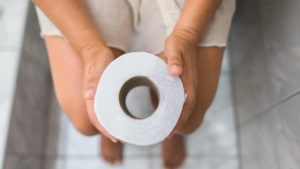 Descubra o que civilizações antigas usavam no lugar do papel higiênico e como esses métodos faziam sentido em cada época.