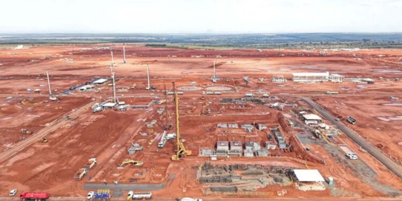 Mega fábrica de 35 mil m² terá trem exclusivo para a empresa e deve gerar 20 mil empregos no Brasil