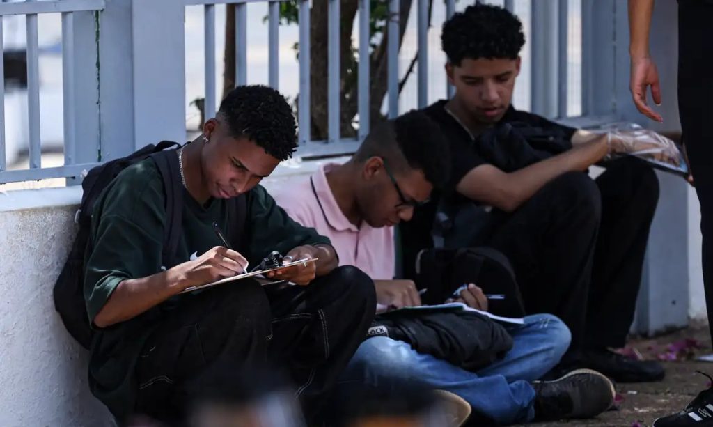 Inscrições para o Fies 2026 terminam nesta sexta; saiba como concorrer Enem Imagem ilustrativa de estudantes universitários. (Foto: Marcelo Camargo/ Agência Brasil)
