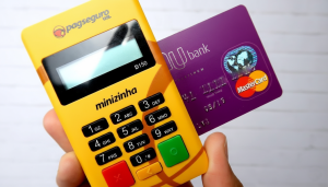 Justiça alerta que passar o próprio cartão na maquininha para sacar dinheiro é crime. Prática pode resultar em prisão, multa e cancelamento do contrato.