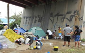 Pesquisa aponta que brasileiros estão se endividando com apostas on-line, deixando de pagar contas e comprometendo despesas básicas como aluguel e alimentação.
