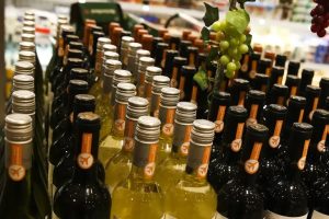 Arábia Saudita planeja liberar bebidas alcoólicas para estrangeiros em zonas turísticas até 2026, como parte do plano Vision 2030 para impulsionar o turismo.