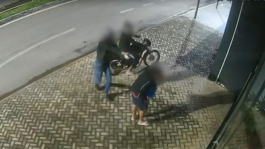 Vídeo registrou o momento em que dupla atirou contra jovem.