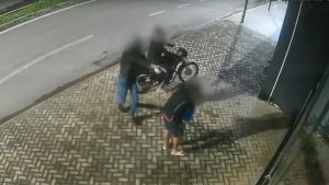 Vídeo registrou o momento em que dupla atirou contra jovem.