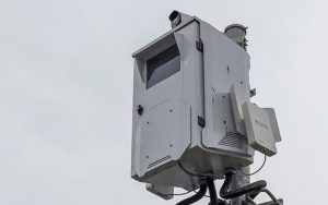 Estradas brasileiras começam a testar radares antibarulho capazes de multar motos com escapamento irregular ao identificar ruído excessivo por microfones e câmeras. FRASE-CHAVE FOCO: radares antibarulho para motos com escapamento irregular As estradas brasileiras começaram a testar uma nova tecnologia voltada ao combate da poluição sonora. Em São José dos Campos, no interior de São Paulo, um radar antibarulho entrou em fase experimental para identificar motocicletas com escapamento irregular. O equipamento foi instalado no Anel Viário da cidade. A medida surgiu após reclamações frequentes de moradores sobre barulho excessivo, sobretudo provocado por motos. Como funciona o radar antibarulho O sistema combina 21 microfones de alta precisão com câmeras de monitoramento instaladas ao longo da via. Juntos, esses dispositivos identificam a origem do som e medem o volume emitido. Além disso, a tecnologia cruza os dados sonoros com as imagens captadas. Assim, o radar associa o ruído ao veículo responsável e registra a infração de forma automática. Com isso, a fiscalização passa a ocorrer sem abordagem direta, o que aumenta a eficiência do controle. O que diz a legislação sobre ruído de veículos A legislação nacional já estabelece limites claros. Conforme norma do Conselho Nacional de Trânsito, o ruído máximo permitido em vias abertas é de 80 decibéis, medidos a sete metros de distância. Quando o veículo ultrapassa esse limite, o Código de Trânsito Brasileiro prevê penalidades. Entre elas estão: Multa de R$ 195,23 Cinco pontos na Carteira Nacional de Habilitação Retenção do veículo até a regularização Portanto, circular com escapamento irregular configura infração de trânsito. Regra municipal reforça fiscalização em São José dos Campos Além da norma federal, São José dos Campos possui legislação própria sobre o tema. Em 2025, a Câmara Municipal aprovou uma lei que autoriza o uso de equipamentos eletrônicos para fiscalizar ruídos emitidos por motocicletas. Dessa forma, o radar antibarulho passou a ter respaldo legal no município. A lei local também permite multas mais altas. O valor pode chegar a R$ 500, superando o previsto na legislação nacional. Quando as multas começam a valer Por enquanto, o radar segue em fase de testes. Nesse período, a prefeitura avalia a precisão do sistema e a integração com os órgãos de trânsito. No entanto, a expectativa é que, após a validação técnica, as autuações comecem a ser aplicadas de forma definitiva. Caso isso ocorra, a tecnologia pode se expandir para outras cidades brasileiras. Tecnologia pode mudar a fiscalização no país Especialistas avaliam que os radares antibarulho representam um novo modelo de fiscalização urbana. Além de reduzir a poluição sonora, o sistema aumenta o controle sobre alterações irregulares em motocicletas. Assim, a iniciativa pode se tornar referência nacional. Ao mesmo tempo, reforça a necessidade de motoristas manterem seus veículos dentro das normas legais. TAGS: radares antibarulho, escapamento irregular, motos, trânsito, poluição sonora, São José dos Campos, fiscalização eletrônica 📌 Por que a categoria é Utilidades A matéria traz informação prática, impacta diretamente o dia a dia dos motoristas e alerta sobre multas, regras e fiscalização, encaixando-se perfeitamente em Utilidades, conforme sua regra editorial. Se quiser, posso adaptar essa mesma matéria para formato de rádio, Instagram ou headline viral.