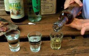 Aprenda um truque simples que pode reduzir a ardência e a queimação ao beber cachaça e outras bebidas destiladas, com base em explicações fisiológicas.